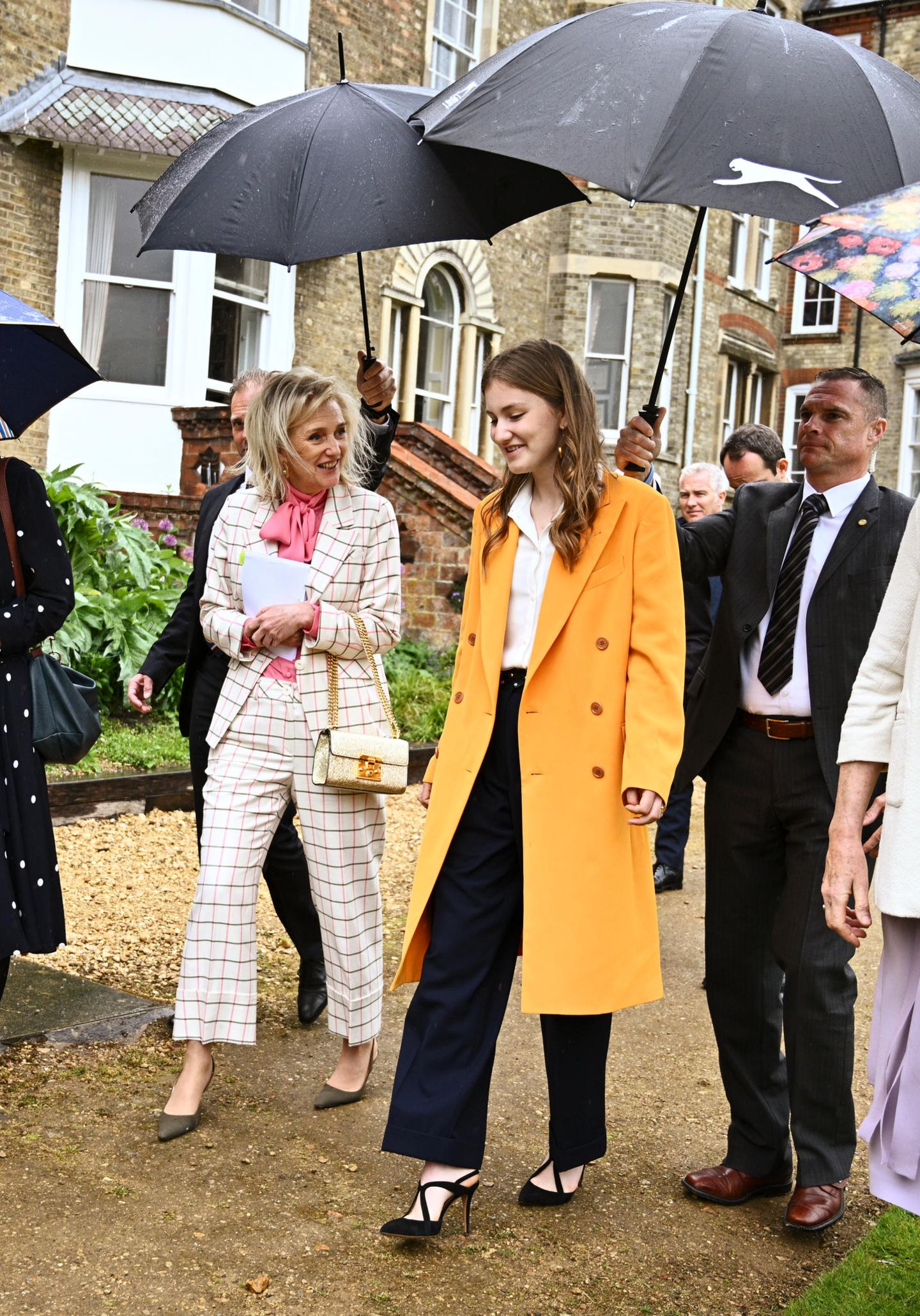 Im Rahmen der Wirtschaftsmission in Grossbritannien stattet Prinzessin Astrid ihrer Nichte Prinzessin Elisabeth einen Besuch an der Elite Universität in Oxford ab und bekommt selbstverständlich eine persönliche Führung. Trotz des englischen Regenwetter strahlt die 20-Jährige mit einem knalligen orangefarbenen Mantel. Auch ihre Tante Astrid entscheidet sich für einen frühlingshaften Look und kombiniert zu ihrem karierten Hosenanzug eine pinke Schluppenbluse.
