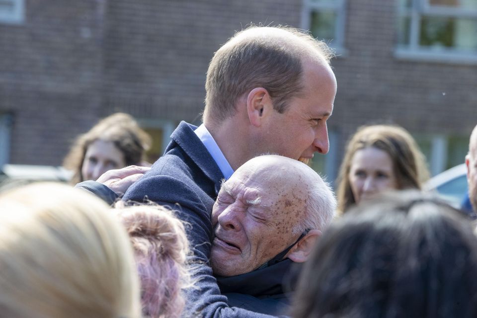 Prinz William umarmt Rentner William Burns in Glasgow