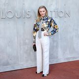 Wenn Louis Vuitton ruft, kommen die ganz Großen der Showbranche. Auch Chloe Grace Moretz ist in San Diego vor Ort, um sich die neuesten Kreationen des Modehauses anzuschauen. Dazu trägt sie einen maskulin angehauchten Look aus weißer Marlenehose, Hemd mit Blumenprint und silberner Krawatte.