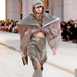 Einer der eindrucksvollsten Looks der Louis Vuitton Cruise Kollektion 2023.