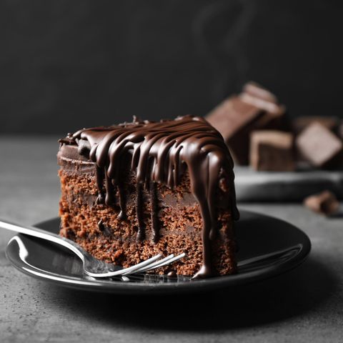 Feurig und schokoladig? Ein Stück-Schokoladenkuchen liegt auf einem Teller bereit