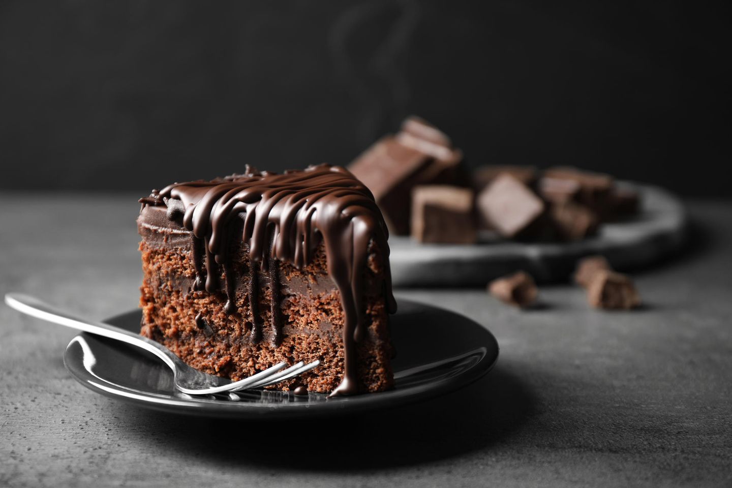 Feurig und schokoladig? Ein Stück-Schokoladenkuchen liegt auf einem Teller bereit