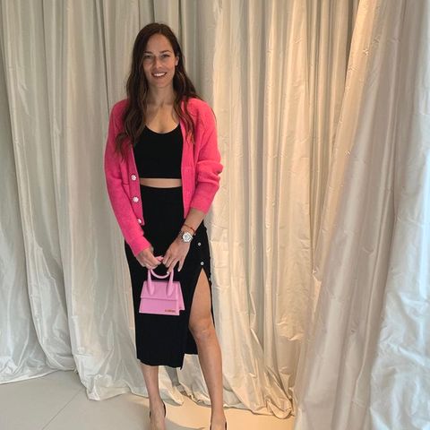 Auf Instagram postet Ana Ivanović regelmäßig Styling-Fotos. Dabei fällt auf, dass sie ein Accessoire verdächtig oft trägt: die Le Chiquito Noeud von Jacquesmus. Die kleine Tasche kombiniert Ana hier zu einem Outfit in Schwarz und Pink. Auch die Farbe der Mini Bag passt perfekt dazu.