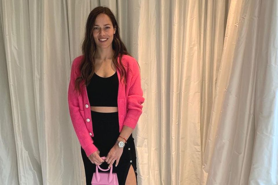 Auf Instagram postet Ana Ivanović regelmäßig Styling-Fotos. Dabei fällt auf, dass sie ein Accessoire verdächtig oft trägt: die Le Chiquito Noeud von Jacquesmus. Die kleine Tasche kombiniert Ana hier zu einem Outfit in Schwarz und Pink. Auch die Farbe der Mini Bag passt perfekt dazu.