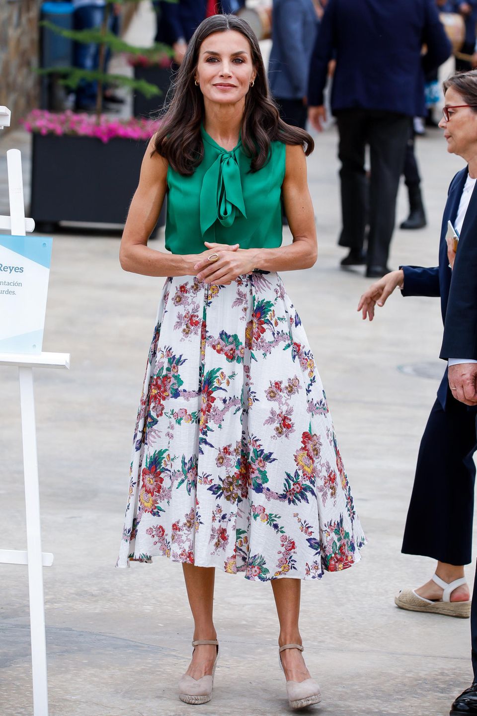 Königin Letizia von Spanien weiß, wie sie die Sommerfarbe Grün perfekt kombiniert.