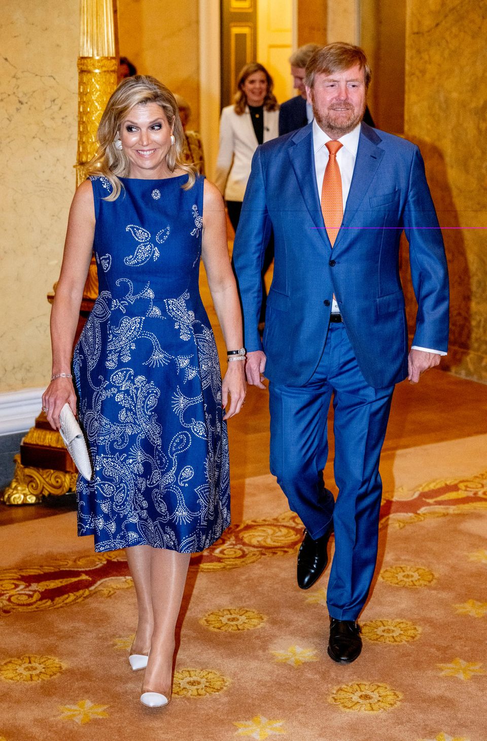 Máxima glänzt in der Trendfarbe Blau – und ihr Mann ebenfalls.