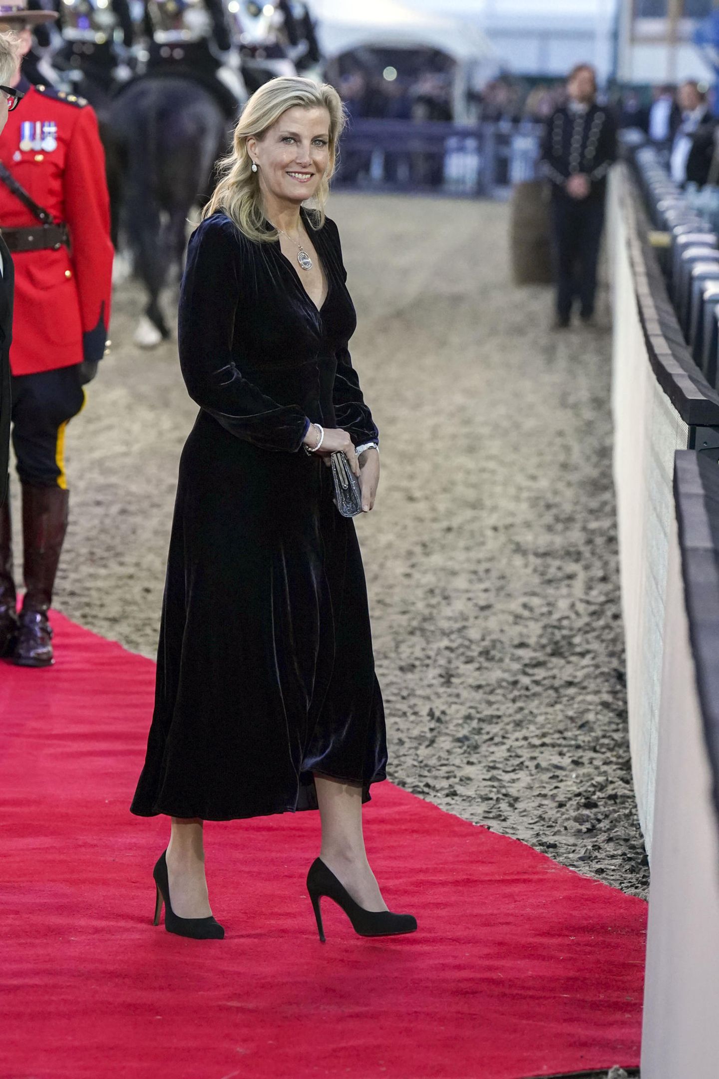 Bei der Platinum Jubilee-Show "A Gallop Through History" im Rahmen der Royal Windsor Horse Show auf Schloss Windsor zeigt sich Sophie von Wessex in einem sehr eleganten Look: Sie kombiniert ein schwarzes Midi-Kleid aus Samt mit zu klassischen Pumps. Dazu trägt sie eine glitzernde Clutch.
