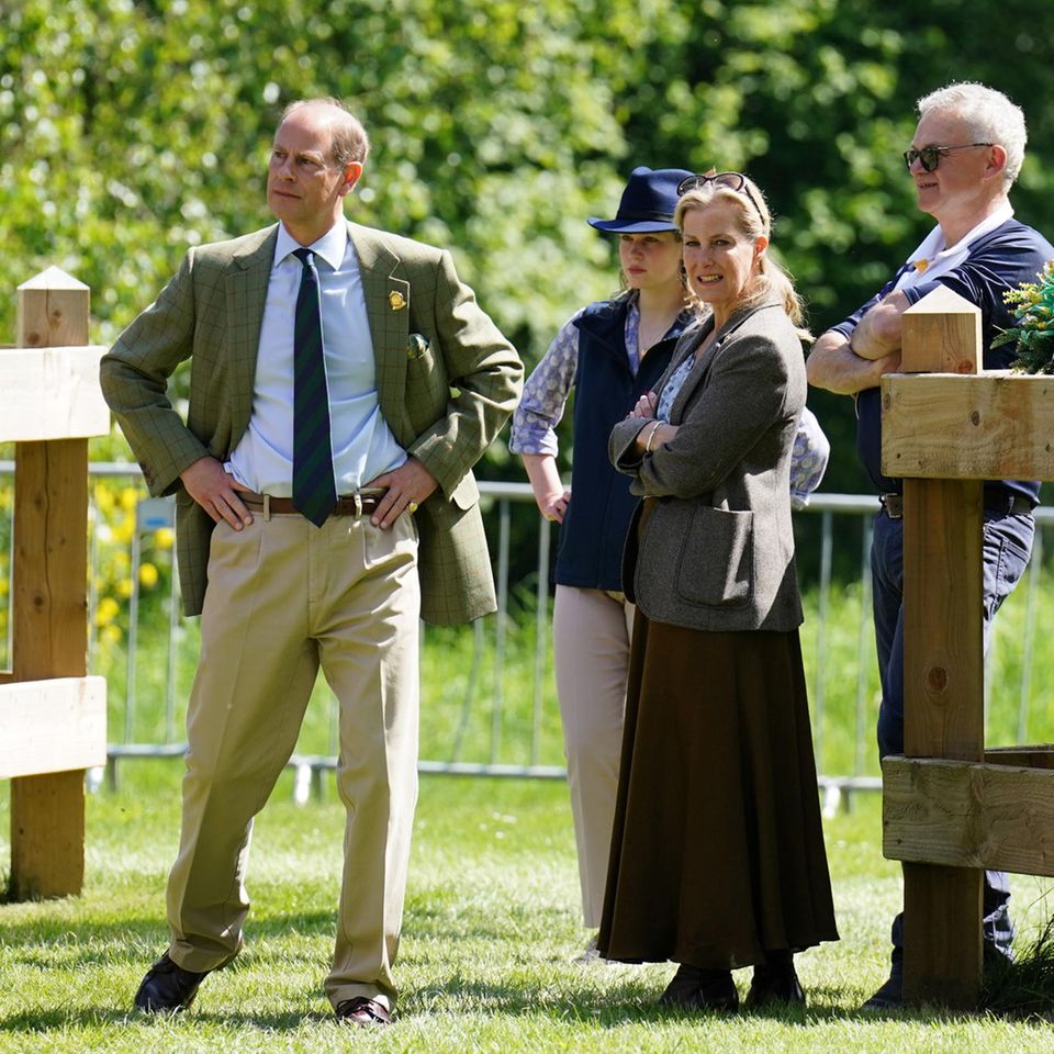 15. Mai 2022  Die mehrtägige "Royal Windsor Horse Show" auf Schloss Windsor lassen sich Prinz Edward und Gräfin Sophie von Wessex nicht entgehen. Gemeinsam mit Tochter Lady Louise werden die Pferdeliebenden fröhlich auf dem königlichen Gelände gesichtet.