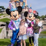 Den Idolen ganz nah: Fröhlich schmiegen sich Prinzessin Gabriella und Prinz Jacques an Micky und Minnie. Im Anschluss erobern die Zwillinge die rasanten Fahrgeschäfte im Disneyland Paris – von Autopia über RC Racer und Space Mountain bis hin zum Tower of Terror.