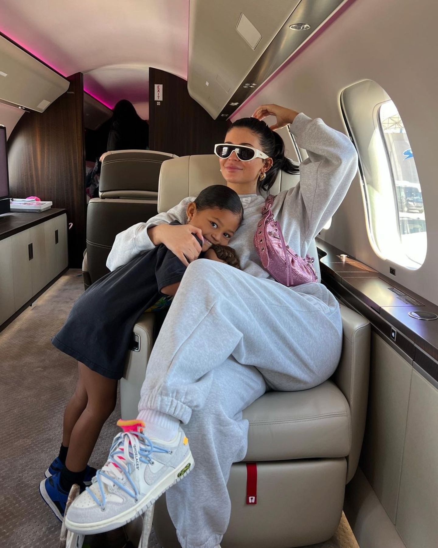 Zu den Billboard Music Awards 2022 jettet Kylie Jenner kurzerhand im Privatflieger. Ihre selbst ernannte "KylieAir" bringt sie komfortabel zum Veranstaltungsort nach Las Vegas. Mit dabei hat die Milliardärin Töchterchen Stormi und Freund Travis Scott. Das Trio wird später gemeinsam auf dem Red Carpet gesichtet. 