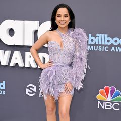 Sängerin Becky G setzt auf Glitzer und Federn und wählt für die Billboard Music Awards 2022 ein fliederfarbenes Minikleid von Zuhair Murad Couture. 
