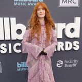 Florence Welch ist bekannt für ihre besonderen Looks. Über einem Ganzkörperanzug aus Spitze trägt die Frontfrau von "Florence + the Machine" ein weites rosa Kleid von Pailletten, Rüschen und Cut Outs von Gucci.