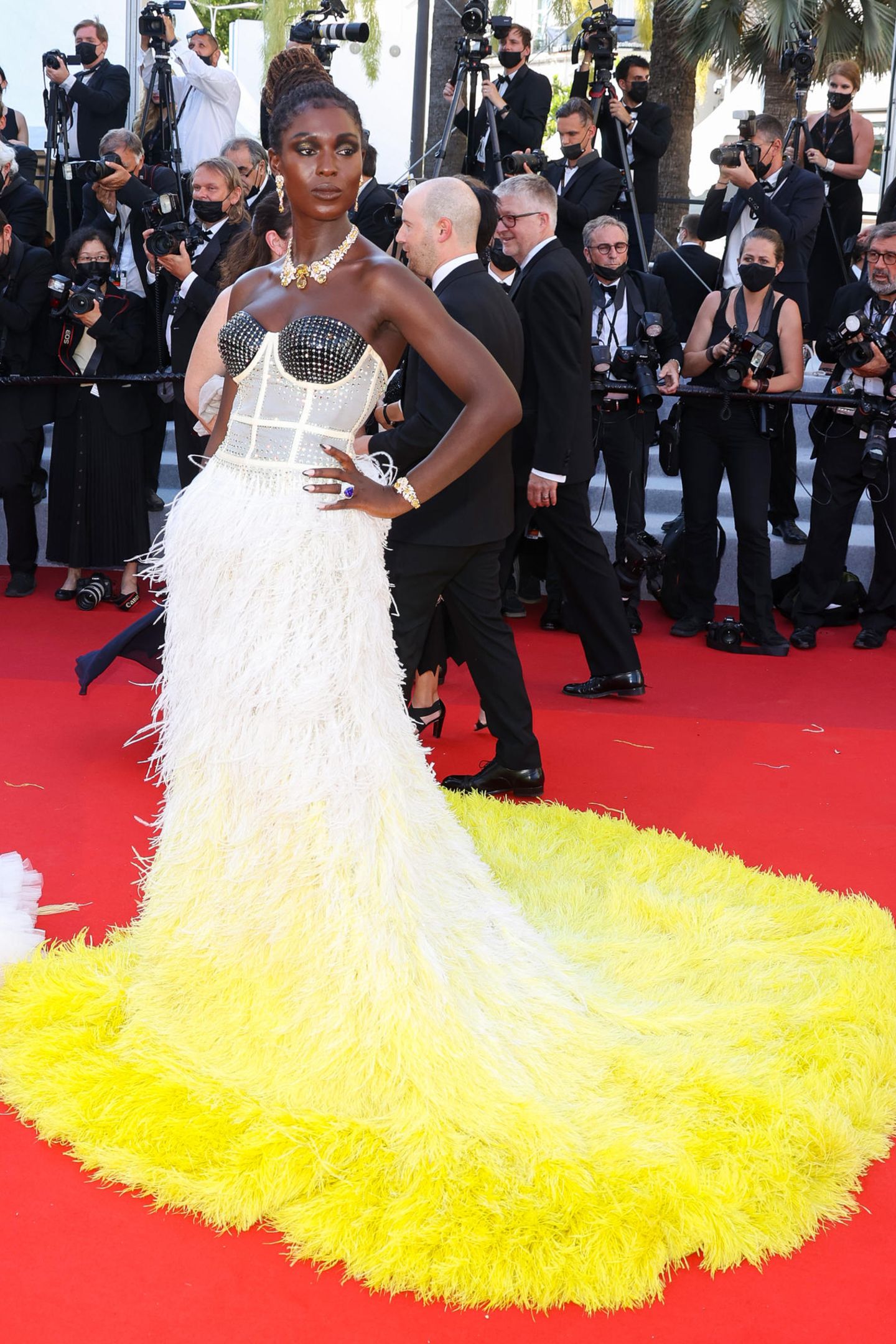 Einen der Highlight-Looks der Filmfestspiele in Cannes 2021 trug Jodie Turner-Smith. Die Schauspielerin erschien in einer Wow-Robe mit Federapplikationen und transparenter Stäbchen-Corsage, das extra vom italienischen Modehaus Gucci für sie angefertigt wurde.