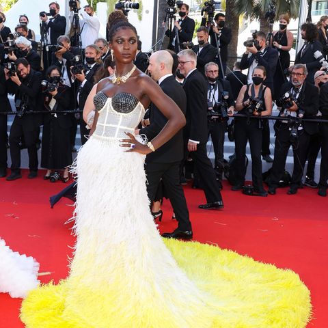 Einen der Highlight-Looks der Filmfestspiele in Cannes 2021 trug Jodie Turner-Smith. Die Schauspielerin erschien in einer Wow-Robe mit Federapplikationen und transparenter Stäbchen-Corsage, das extra vom italienischen Modehaus Gucci für sie angefertigt wurde.