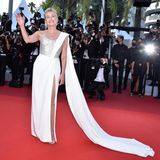 2020 erscheint Sharon Stone in einem weißen Dress mit hohem Beinschlitz und glitzernder Corsage.