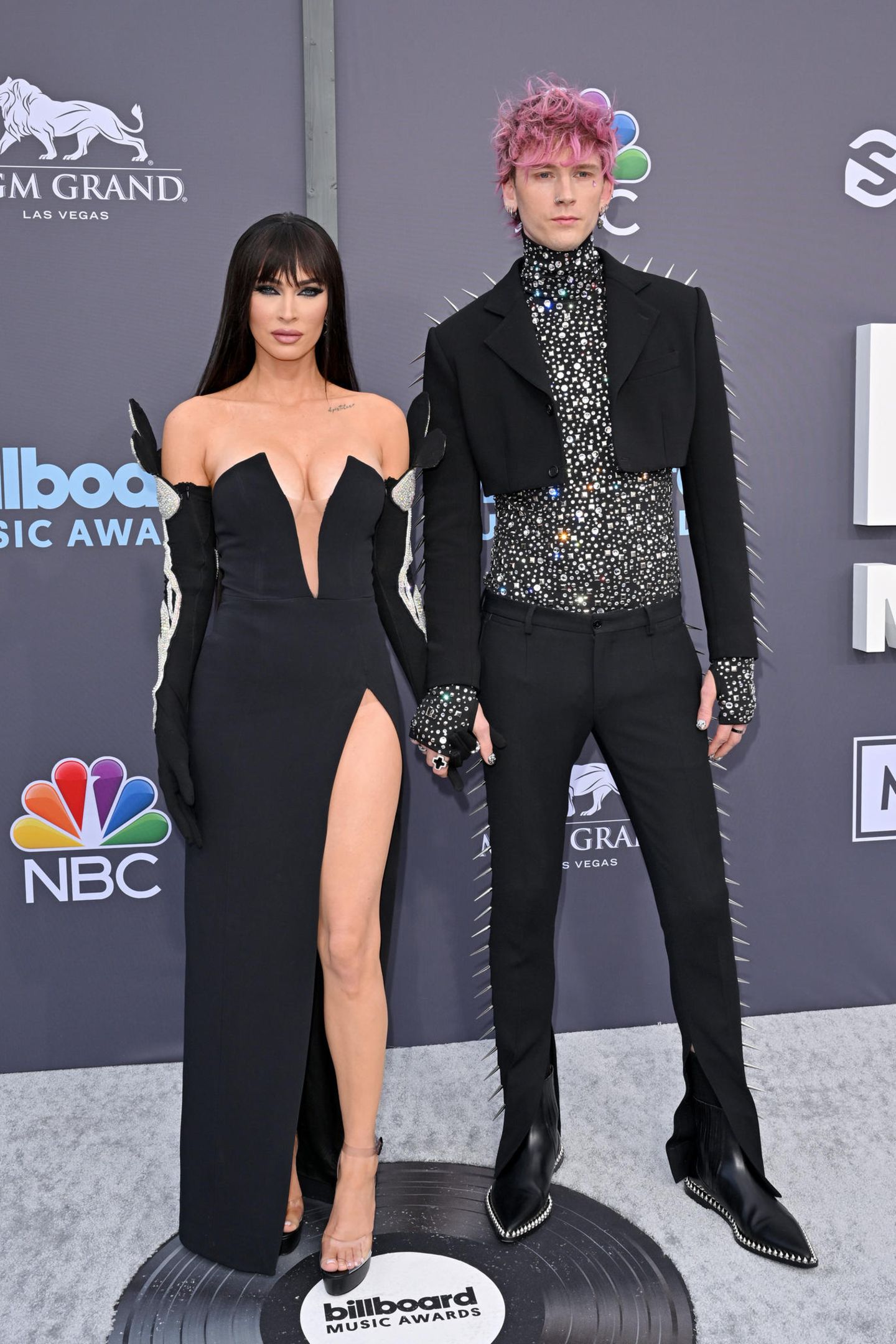 DAS Style Duo des Abends: Wieder einmal Megan Fox und Machine Gun Kelly. Sie begeistert im schulterfreien Kleid von David Koma und mit neuem Pony, er im Spike-Anzug von Dolce & Gabbana. 