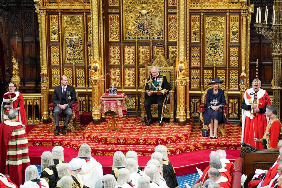 Prinz Charles (Mitte) mit Prinz William (links) und Herzogin Camilla (links) bei der diesjährigen Parlamentseröffnung