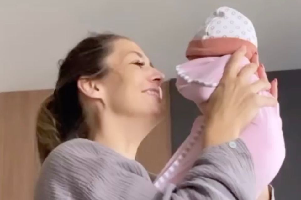 Sie kuschelt mit ihrer Tochter