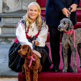 Prinzessin Mette-Marit streichelt Hündin Molly, die sich das Spektakel neugierig anschaut. 