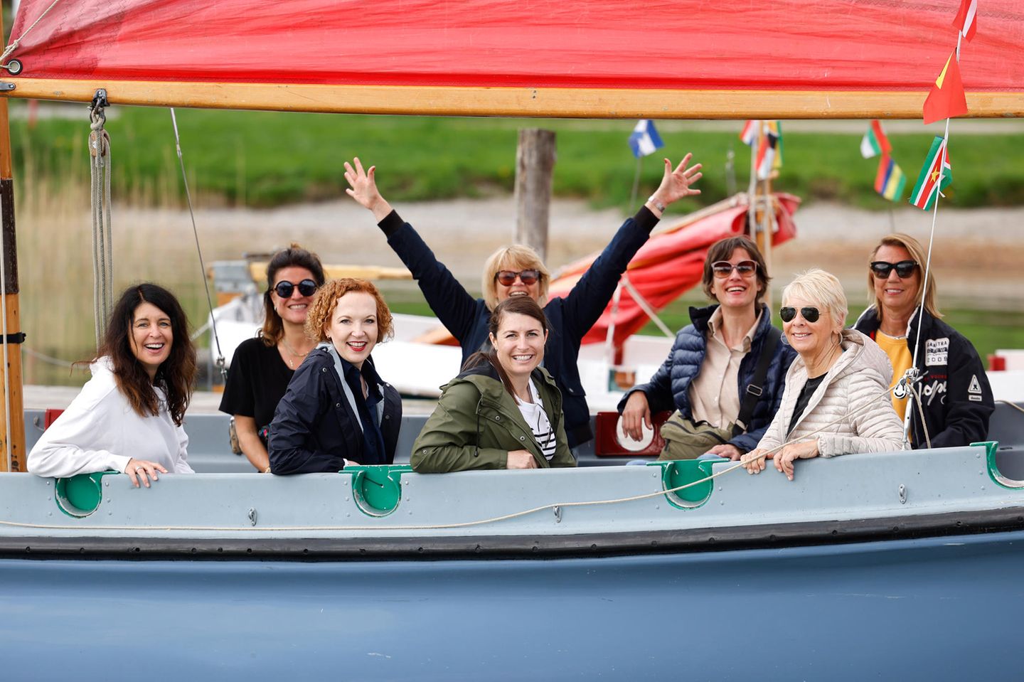 So geht ausgelassen! Unsere Leading Women strahlen um die Wette und haben Spaß beim gemeinsamen Bootsausflug.