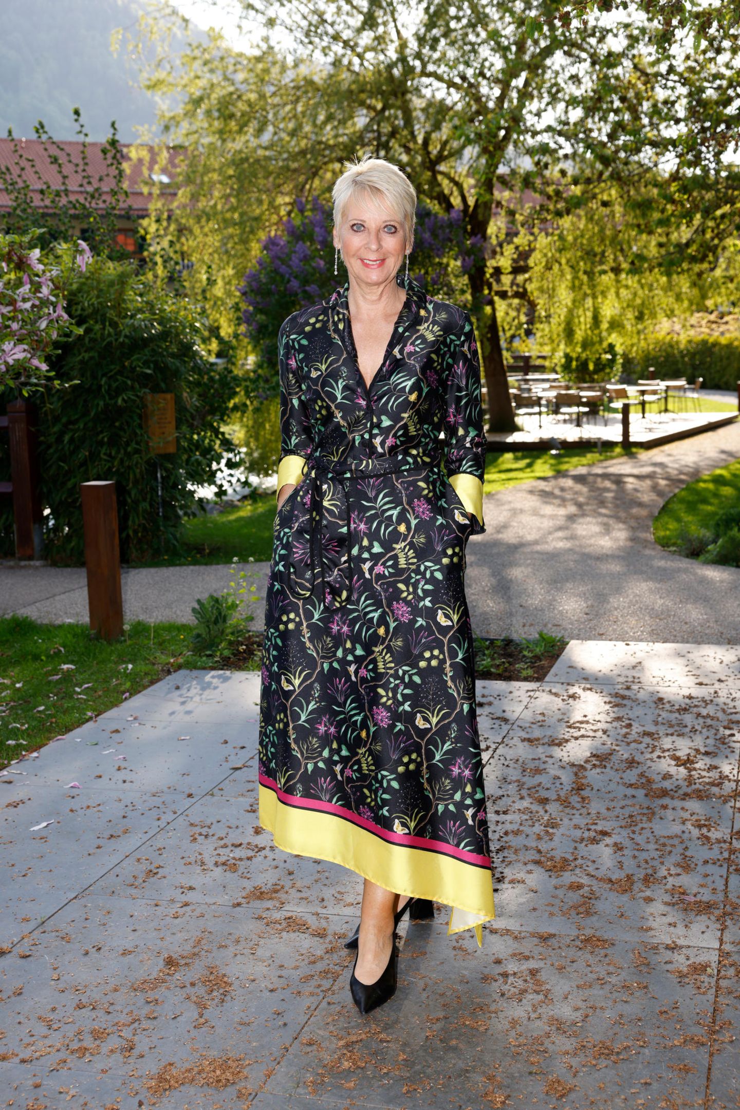 Andrea Kaestel (Sisley Cosmetics) präsentiert sich im hübschen Seiden-Kleid mit Muster.