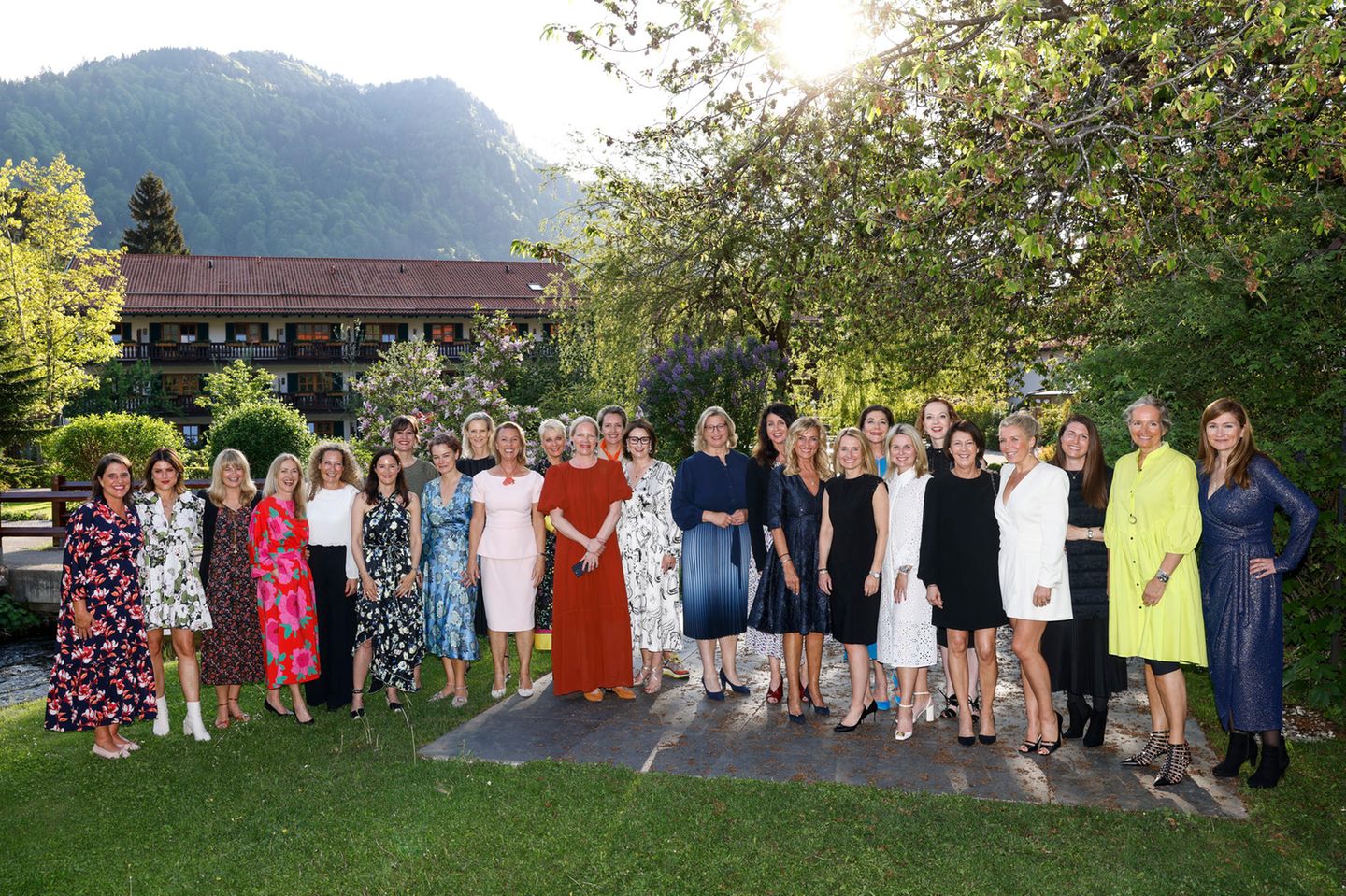 Im Rahmen des Ad Alliance Excellence Clubs 2022 kommen Leading Women dieses Jahr bei Sonnenschein und mit bester Laune am Tegernsee zusammen.