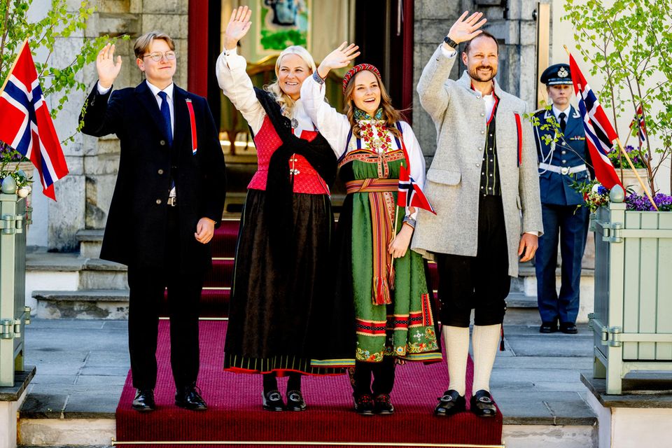 Ganz schön groß geworden! Prinz Sverre Magnus überragt mittlerweile seine Familie.