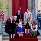 Herzlich begrüßt Prinzessin Mette-Marit ihre kleinen Gäste. 