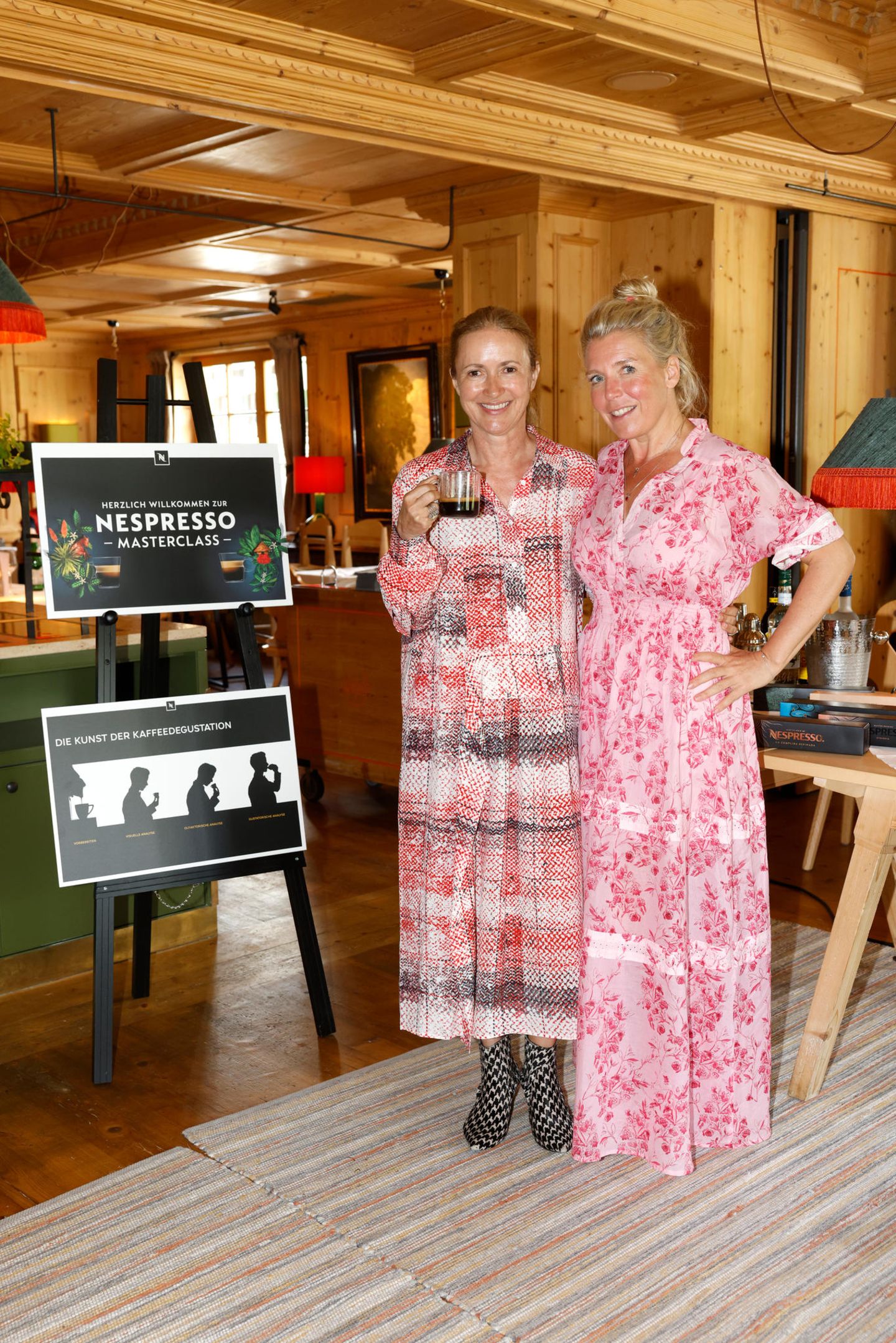 Claudia Memminger (Nespresso) und Astrid Bleeker versuchen sich der Kunst der Kaffeedegustation. Ob sie die Herkunft einer bestimmten Kaffeebohne erraten haben?