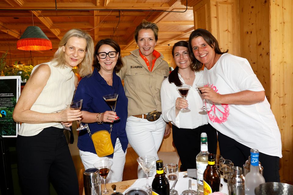 Unsere Powerfrauen Wybcke Meier (TUI Cruises), Esther Busch (Mediaplus), Martina Bovenkerk (Ralph Lauren), Tina Ruf (Dekra Digital) und Iliane Weiss genießen den Aufenthalt im Spa & Resort Bachmair Weissach.