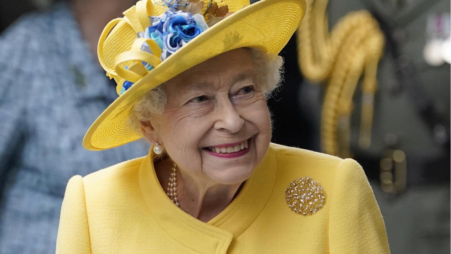 Queen Elizabeth Überraschungsauftritt bei Eröffnung der