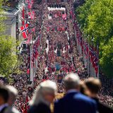 Volle Straßen und wehende Flaggen zum Nationalfeiertag in Oslo. 