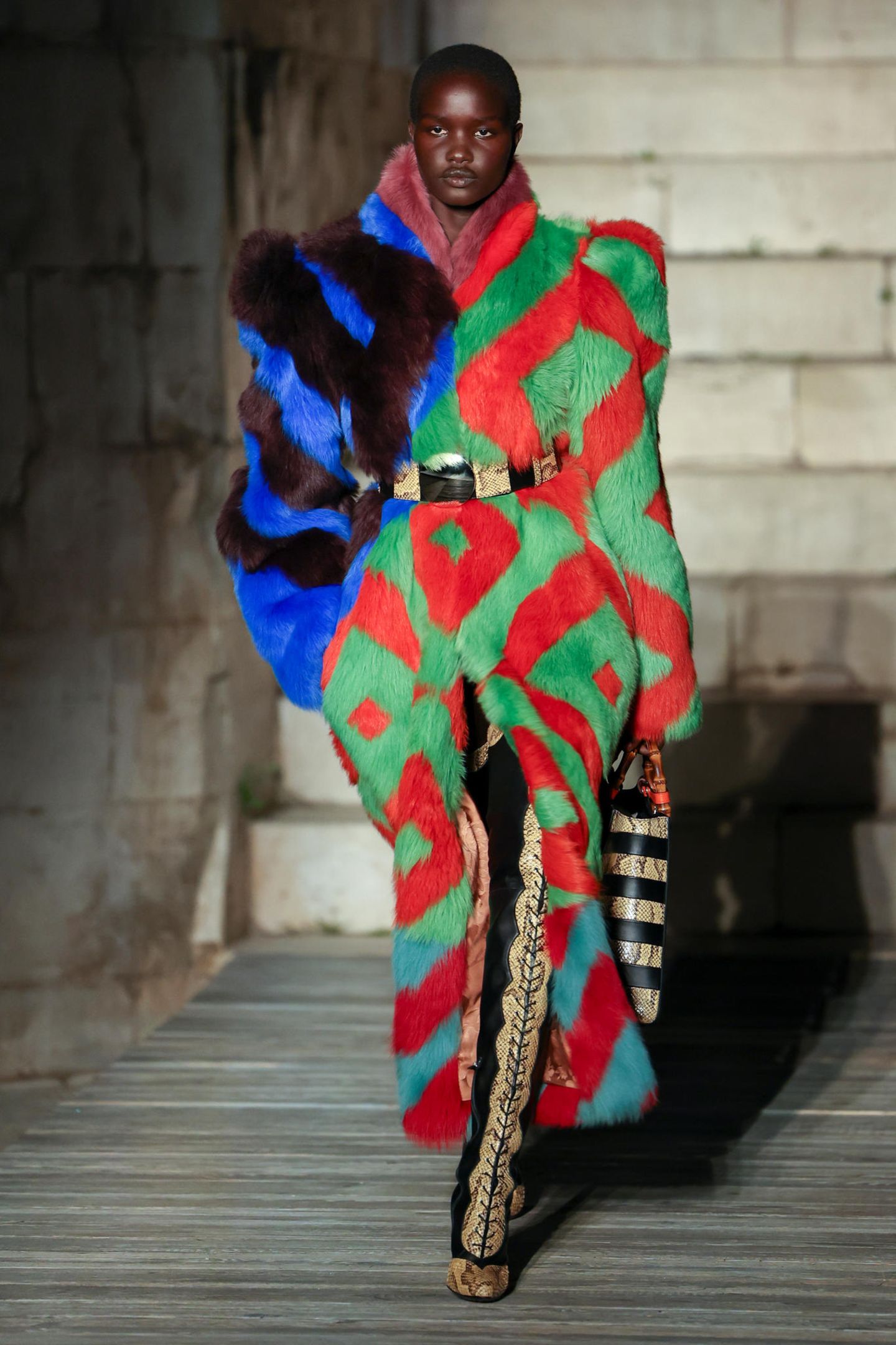 Bunte Farben und Fell dürfen bei den Designs von Alessandro Michele ebenfalls nicht fehlen. 