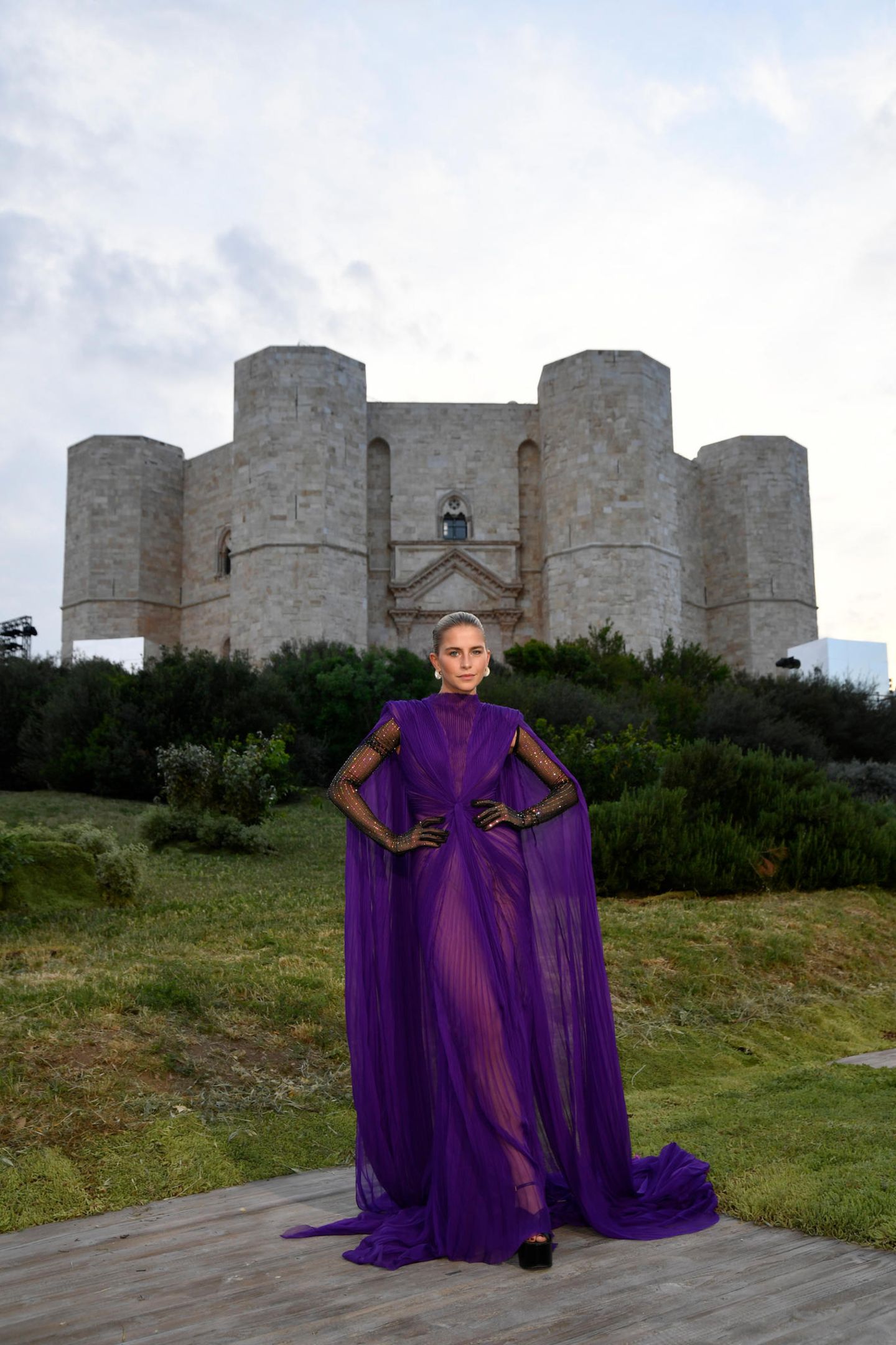 Modebloggerin Caro Daur setzt für ihren Besuch bei der Gucci Resort Show in Apulien auf ein lilafarbenes Cape-Kleid, der "Gucci Love Parade"-Kollektion. Auch Lady Gaga trug die Kreation von Alessandro Michele bereits auf dem Red Carpet. 