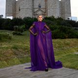 Modebloggerin Caro Daur setzt für ihren Besuch bei der Gucci Resort Show in Apulien auf ein lilafarbenes Cape-Kleid, der "Gucci Love Parade"-Kollektion. Auch Lady Gaga trug die Kreation von Alessandro Michele bereits auf dem Red Carpet. 