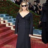 Amy Schumers Met-Gala-Kleid fällt im Vergleich zu ihren Kolleginnen deutlich schlichter aus. Im bodenlangen Mantelkleid von Chloé mit passender Sonnenbrille strahlt sie dennoch coole Matrix-Vibes auf dem Red Carpet. 