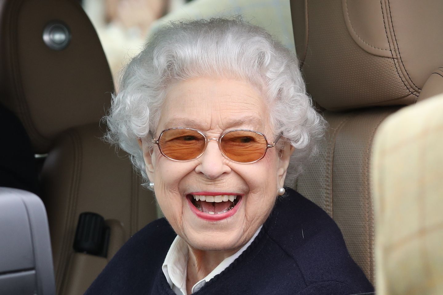 Queen Elizabeth strahlt auf dem Sitz ihres Range Rovers.