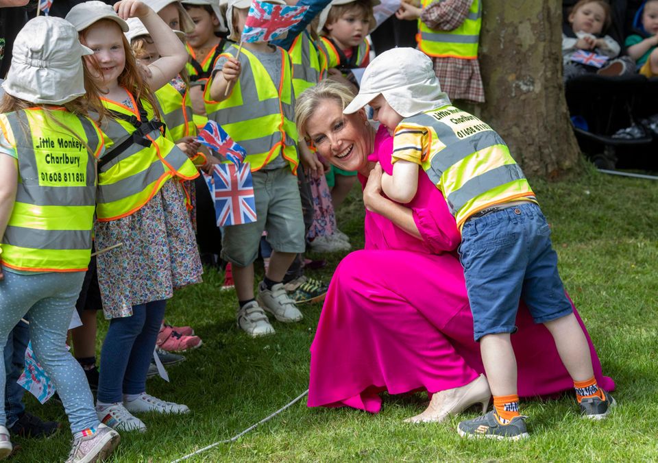 17. Mai 2022 Mit soviel Andrang hat die Gräfin von Wessex wohl nicht gerechnet. Im Gemeindezentrum Charlbury in Chipping Norton wird sie von einer Gruppe Grundschüler:innen bestürmt, die Sophie voller Freude um den Hals fallen. 17. Mai 2022 Mit soviel Andrang hat die Gräfin von Wessex wohl nicht gerechnet. Im Gemeindezentrum Charlbury in Chipping Norton wird sie von einer Gruppe Grundschüler:innen bestürmt, die Sophie voller Freude um den Hals fallen.