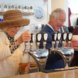 Windsor-Terminkalender: Prinz Charles und Herzogin Camilla zapfen Bier