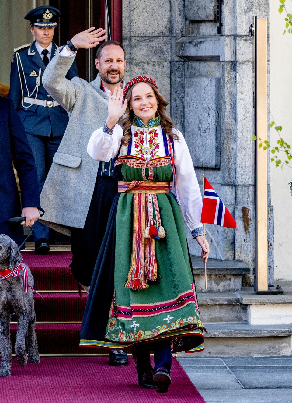 Prinzessin Ingrid Alexandra und ihr Vater Prinz Haakon winken den Besucher:innen zu. 