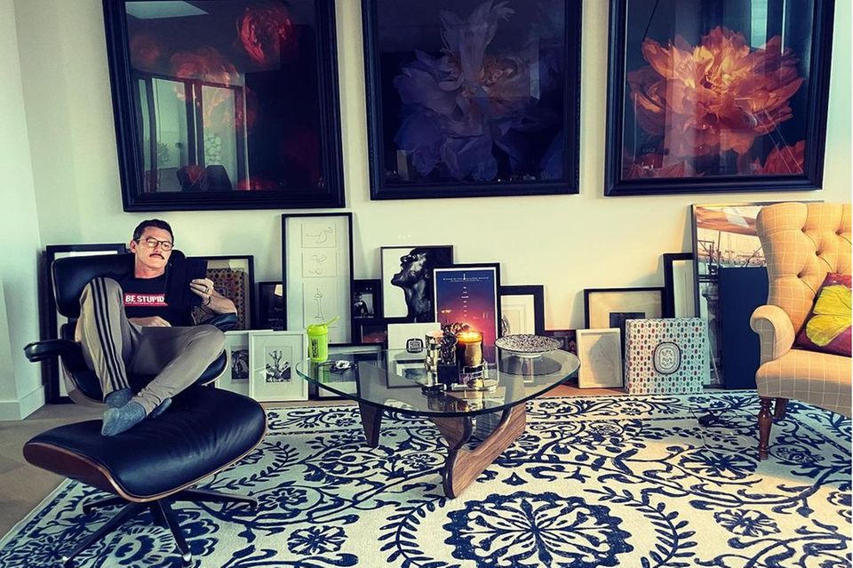 In seinem Londoner Heim arbeitet Luke Evans auf seinem gemütlichen Lesesessel. Der Schauspieler liest ein neues Skript und ist dabei von Kunstwerken und Fotos aus seiner Vergangenheit umgeben. Besonders stolz scheint Luke Evans auf seinen neuen XL-Teppich zu sein, den er bei Instagram extra hervorhebt.