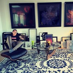 In seinem Londoner Heim arbeitet Luke Evans auf seinem gemütlichen Lesesessel. Der Schauspieler liest ein neues Skript und ist dabei von Kunstwerken und Fotos aus seiner Vergangenheit umgeben. Besonders stolz scheint Luke Evans auf seinen neuen XL-Teppich zu sein, den er bei Instagram extra hervorhebt.