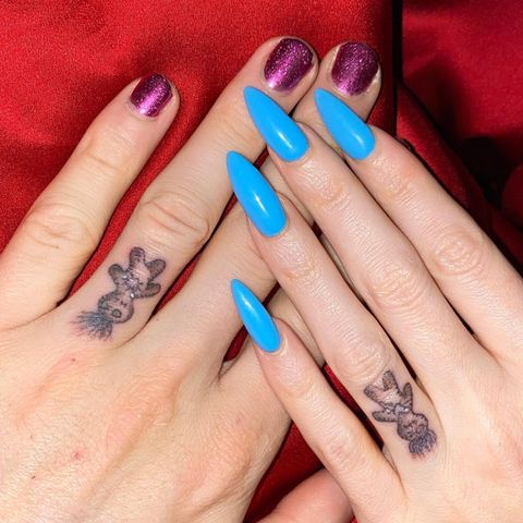 Anlässlich zu Megan Fox' Geburtstag, postet ihr Freund Machine Gun Kelly einige Bilder auf Instagram – eins davon zeigt ihre matching Finger-Tattoos. Zu der frischen Maniküre tragen beide jetzt eine kleine schwarz-weiße Voodoo-Puppe auf dem Ringfinger und verewigen ihre Liebe anstatt mit einem Ring also unter der Haut.