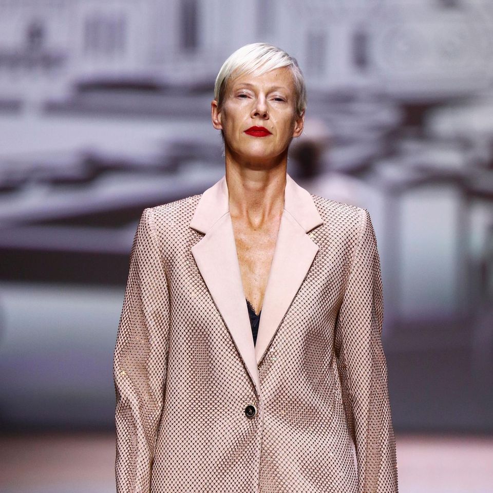 GNTM-Kandidatin Martina auf der Berlin Fashion Week für Designer Kilian Kerner