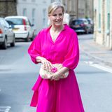 In diesem Jahr bekommt die Farbenlehre einen inoffiziellen Zusatzpunkt: Pinke Allover-Looks versprühen einfach immer gute Laune und sind dementsprechend bei Stars und Royals hoch im Kurs. Den Beweis dafür liefert Sophie von Wessex beim Besuch in der Charlbury Primary School in Oxfordshire. Zum luftig geschnittenen Kleid mit Kragen und Taillengürtel kombiniert die Windsor-Lady cremefarbene Pumps und eine Clutch mit Stickereien. 