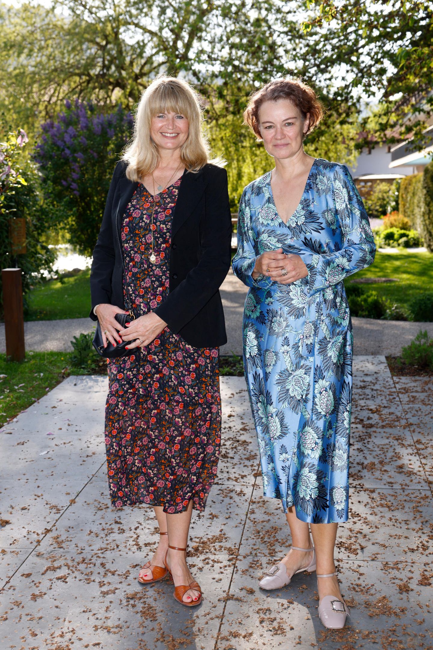 In schönen Blumen-Mustern präsentieren sich Petra Kruse (Pilot) and Claudia Dillenberger (Walbusch).