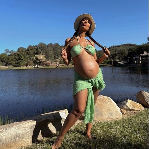 Einen weiteren Blick auf ihre Baby-Kugel schenkt Leona Lewis auf Instagram. Mit einem grünen Bikini-Oberteil, dem passenden Tuch-Cover-Up und einem Sonnenhut steht sie am See und scheint die Sonne in Vollen Zügen zu genießen.