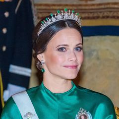 So kennt man die Hochzeitstiara von Prinzessin Sofia eigentlich: kleine Smaragde, die die Spitze der Krone zieren. Doch für einen glamourösen Anlass überrascht die 37-Jährige mit einer neuen Version ihrer Krone.