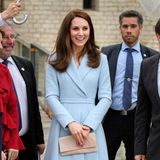 Auch zu einem Besuch in Luxemburg im Jahr 2017 greift Kate zu dem Mantelkleid. Diesmal in der Farbe Hellblau. Dazu kombiniert die Herzogin eine beige Clutch und passende Pumps in derselben Farbe.