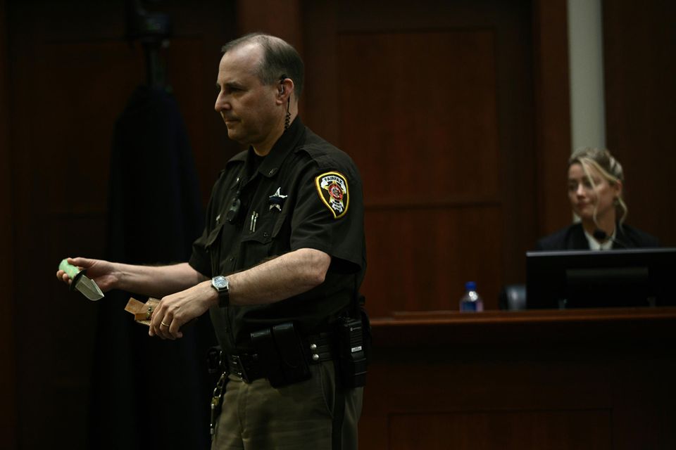 Ein Polizeibeamter präsentiert das Messer, das Amber Heard Johnny Depp 2012 geschenkt hat.